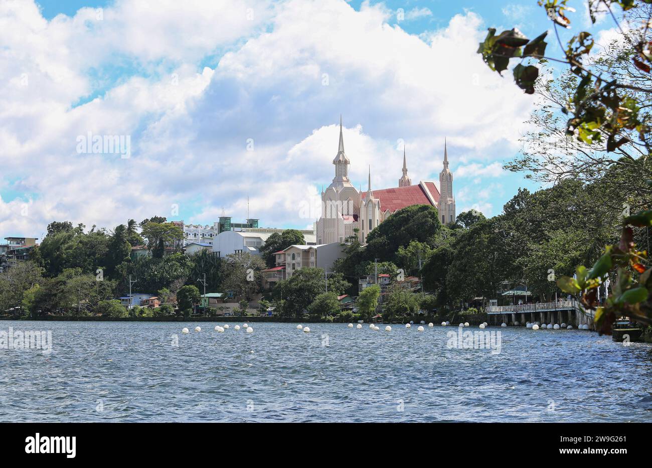 San Pablo, Philippinen. 27. Dezember 2023: Iglesia ni Cristo Gotteshaus, Sampaloc See. In den weihnachtsbesessenen Philippinen, in denen Stadtzentren und römisch-katholische Kirchen überdekoriert sind, feiern mehr als 4 Millionen christliche Filipinos Weihnachten nicht inkl. Zeugen Jehovas, Sieben-Tage-Adventisten, Pfingstler... Die Bibelkirche Iglesia ni Cristo schätzt, dass das fest, das am 25. Dezember gefeiert wurde, Mithras Cult Sol Invictus heidnische Festmahl war und nirgendwo in der Bibel steht, dass Jesus Christus an diesem Tag geboren wurde oder dass seine Geburt gedenken sollte.Credit: Kevin Izorce/Alamy Live News Stockfoto