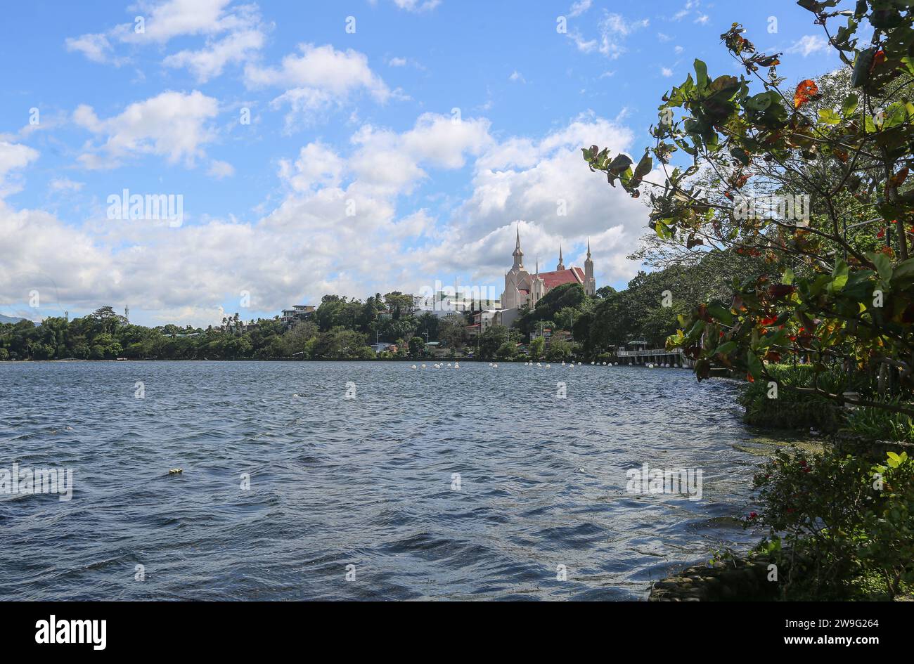 San Pablo, Philippinen. 27. Dezember 2023: Iglesia ni Cristo Gotteshaus, Sampaloc See. In den weihnachtsbesessenen Philippinen, in denen Stadtzentren und römisch-katholische Kirchen überdekoriert sind, feiern mehr als 4 Millionen christliche Filipinos Weihnachten nicht inkl. Zeugen Jehovas, Sieben-Tage-Adventisten, Pfingstler... Die Bibelkirche Iglesia ni Cristo schätzt, dass das fest, das am 25. Dezember gefeiert wurde, Mithras Cult Sol Invictus heidnische Festmahl war und nirgendwo in der Bibel steht, dass Jesus Christus an diesem Tag geboren wurde oder dass seine Geburt gedenken sollte.Credit: Kevin Izorce/Alamy Live News Stockfoto