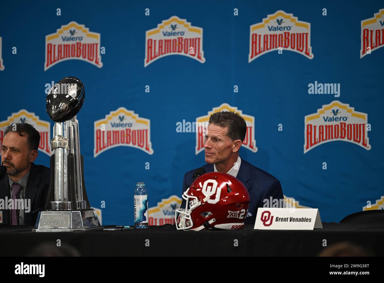 San Antonio, TX, USA: Brett Venabies, Cheftrainer der Oklahoma Sooners, spricht während einer Pressekonferenz im Alamodome vor dem Valero Al mit den Medien Stockfoto