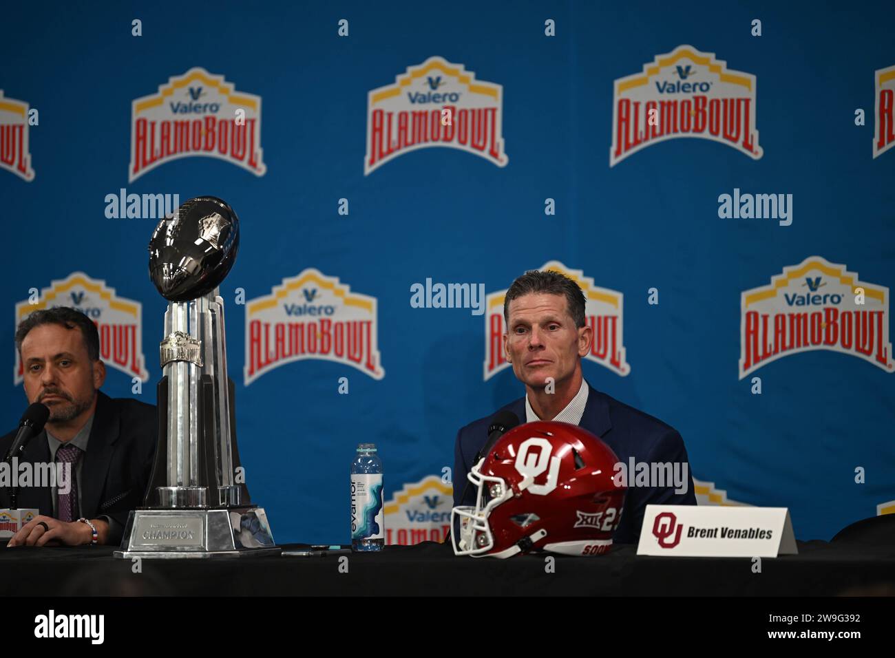 San Antonio, TX, USA: Brett Venabies, Cheftrainer der Oklahoma Sooners, spricht während einer Pressekonferenz im Alamodome vor dem Valero Al mit den Medien Stockfoto