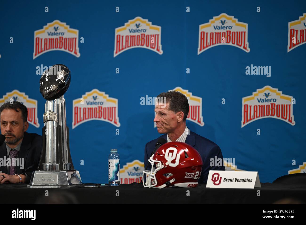 San Antonio, TX, USA: Brett Venabies, Cheftrainer der Oklahoma Sooners, spricht während einer Pressekonferenz im Alamodome vor dem Valero Al mit den Medien Stockfoto