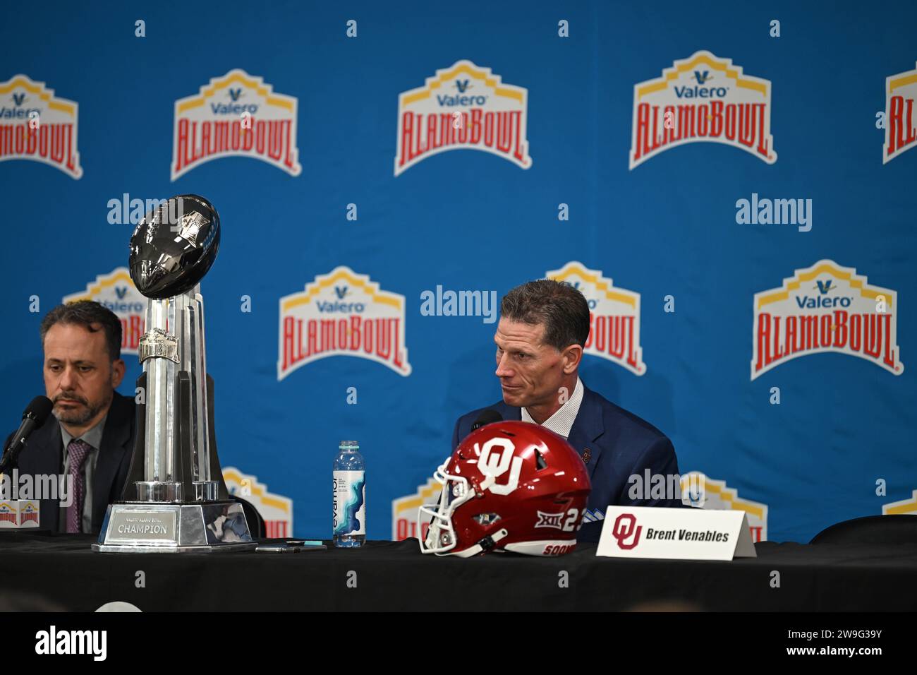San Antonio, TX, USA: Brett Venabies, Cheftrainer der Oklahoma Sooners, spricht während einer Pressekonferenz im Alamodome vor dem Valero Al mit den Medien Stockfoto