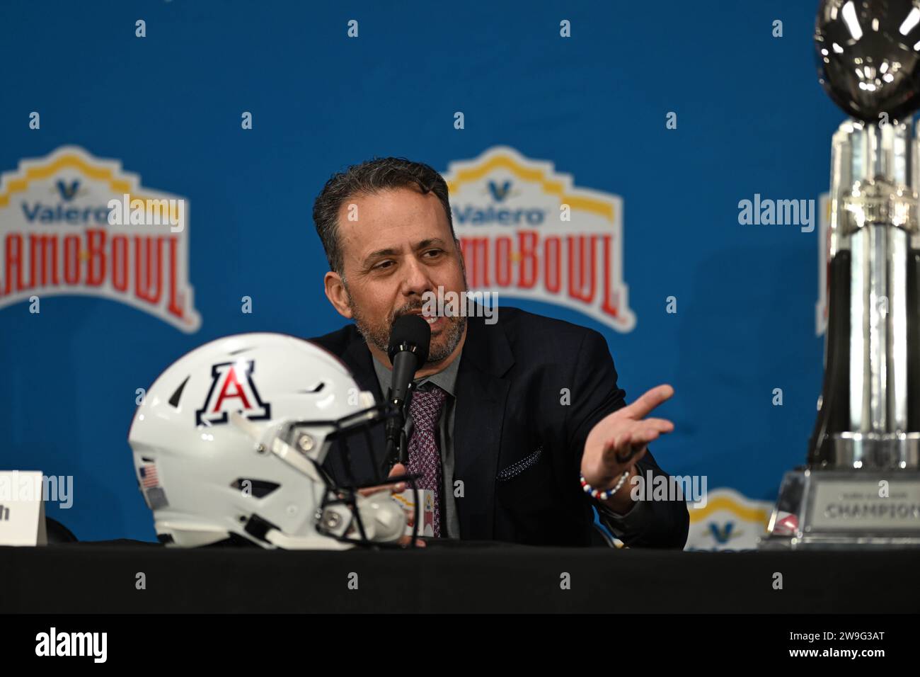 San Antonio, TX, USA: Arizona Wildcats Cheftrainer Jedd Fisch spricht während einer Pressekonferenz im Alamodome vor dem Valero Alamo vor den Medien Stockfoto