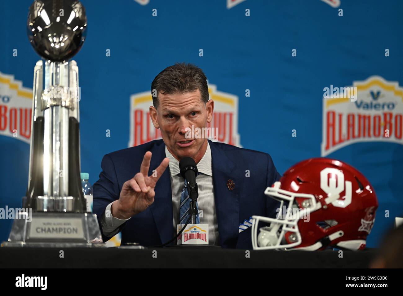 San Antonio, TX, USA: Brett Venabies, Cheftrainer der Oklahoma Sooners, spricht während einer Pressekonferenz im Alamodome vor dem Valero Al mit den Medien Stockfoto