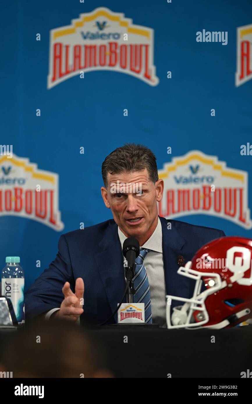 San Antonio, TX, USA: Brett Venabies, Cheftrainer der Oklahoma Sooners, spricht während einer Pressekonferenz im Alamodome vor dem Valero Al mit den Medien Stockfoto