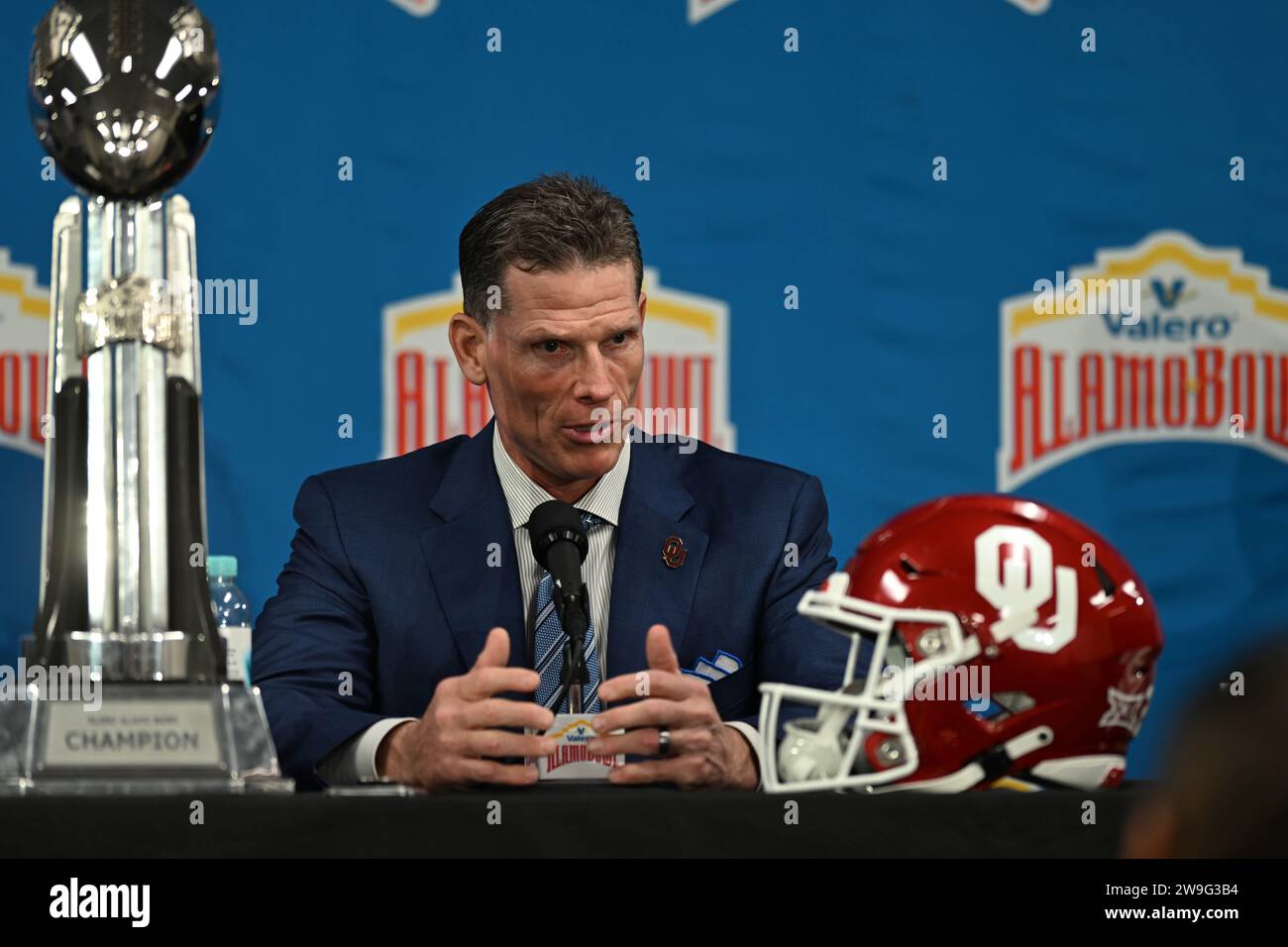 San Antonio, TX, USA: Brett Venabies, Cheftrainer der Oklahoma Sooners, spricht während einer Pressekonferenz im Alamodome vor dem Valero Al mit den Medien Stockfoto