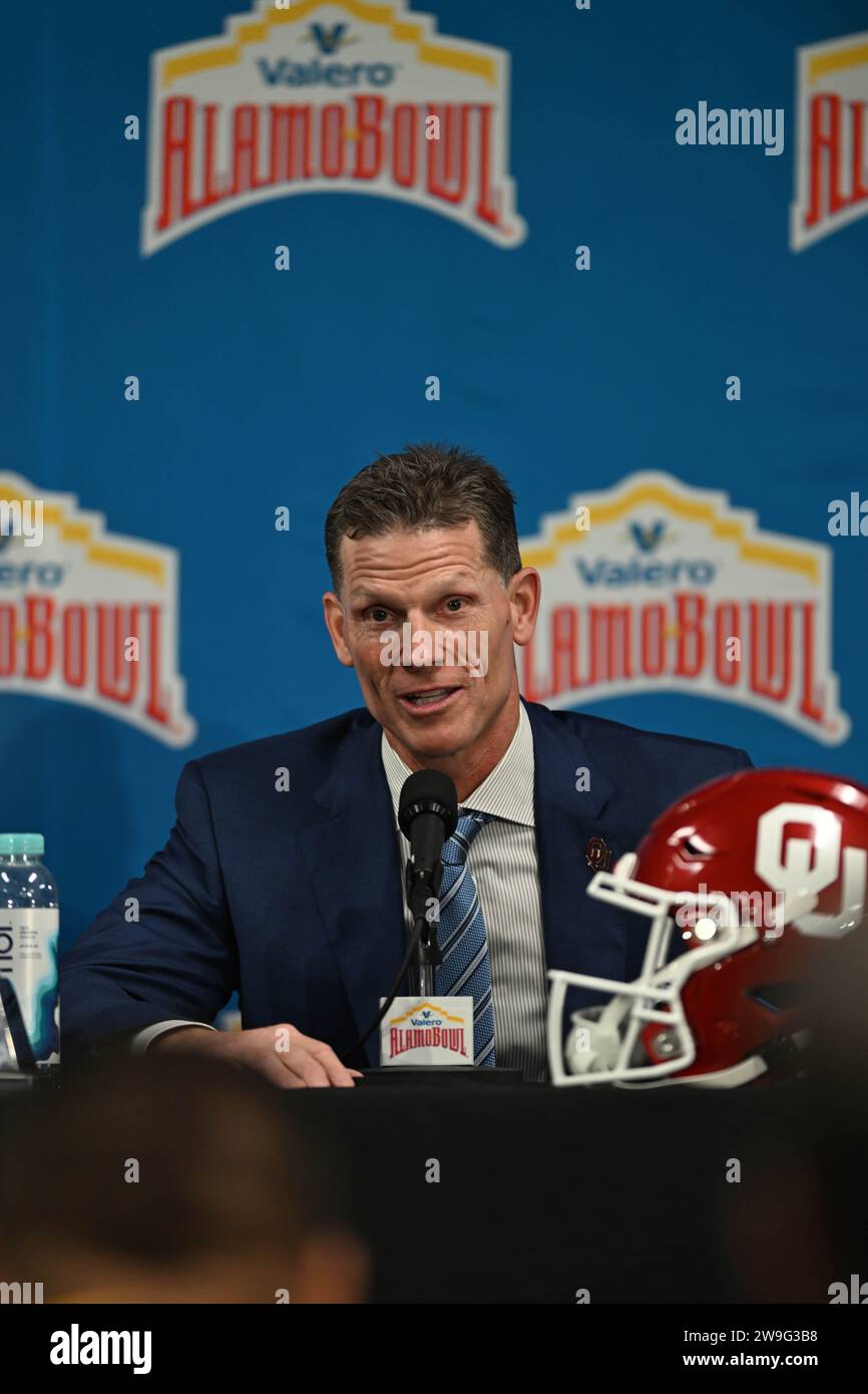 San Antonio, TX, USA: Brett Venabies, Cheftrainer der Oklahoma Sooners, spricht während einer Pressekonferenz im Alamodome vor dem Valero Al mit den Medien Stockfoto