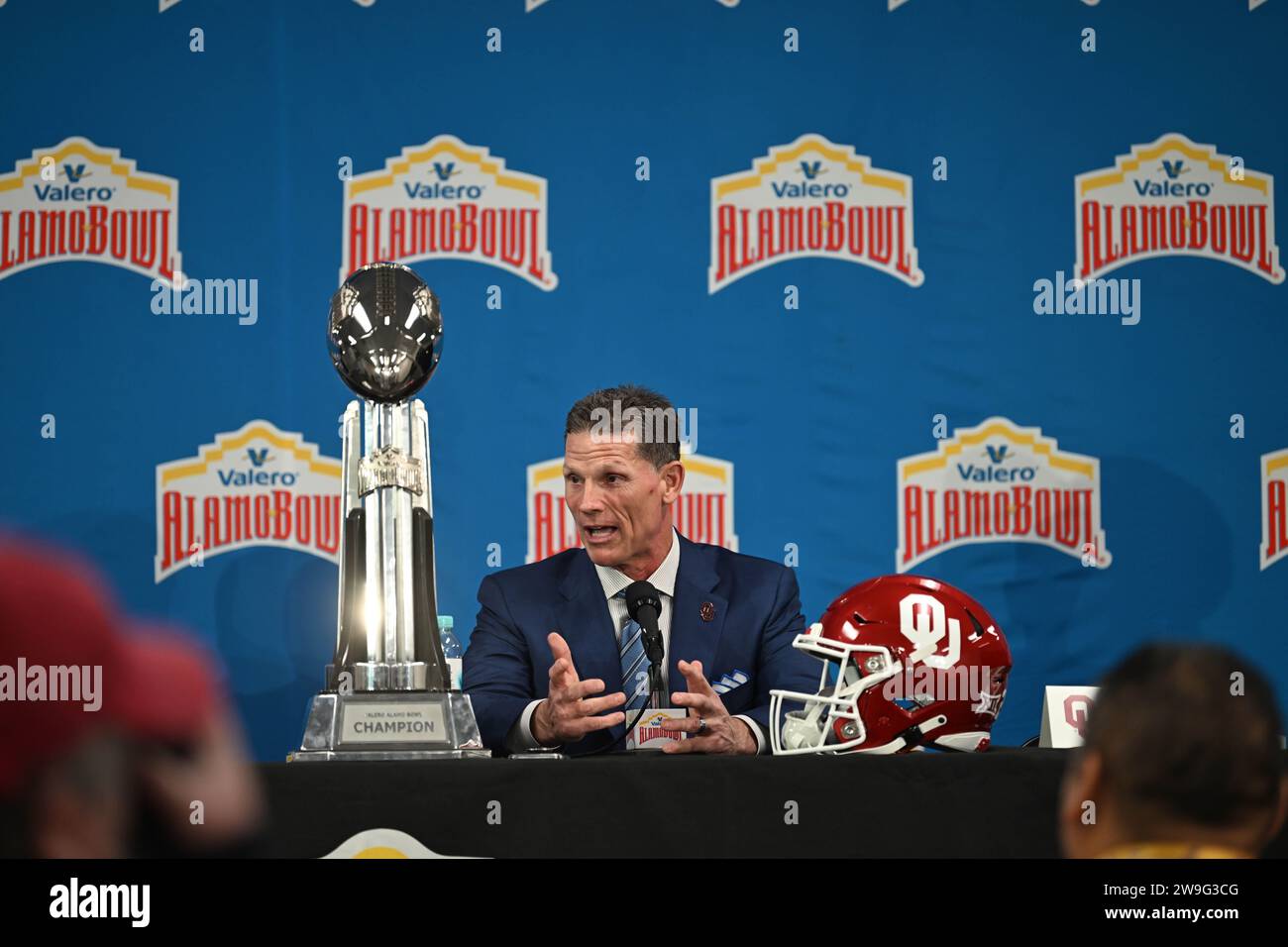 San Antonio, TX, USA: Brett Venabies, Cheftrainer der Oklahoma Sooners, spricht während einer Pressekonferenz im Alamodome vor dem Valero Al mit den Medien Stockfoto