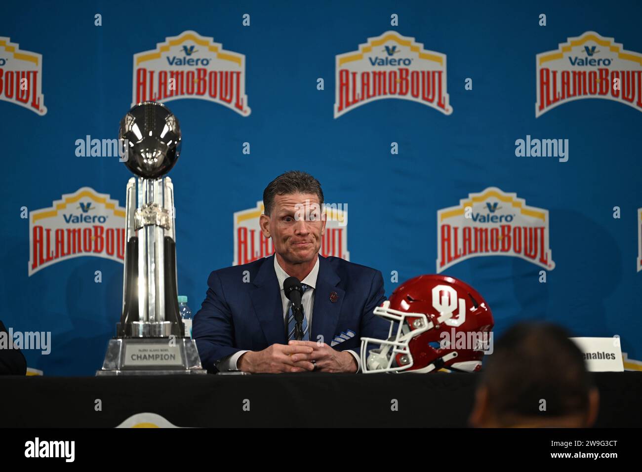 San Antonio, TX, USA: Brett Venabies, Cheftrainer der Oklahoma Sooners, spricht während einer Pressekonferenz im Alamodome vor dem Valero Al mit den Medien Stockfoto