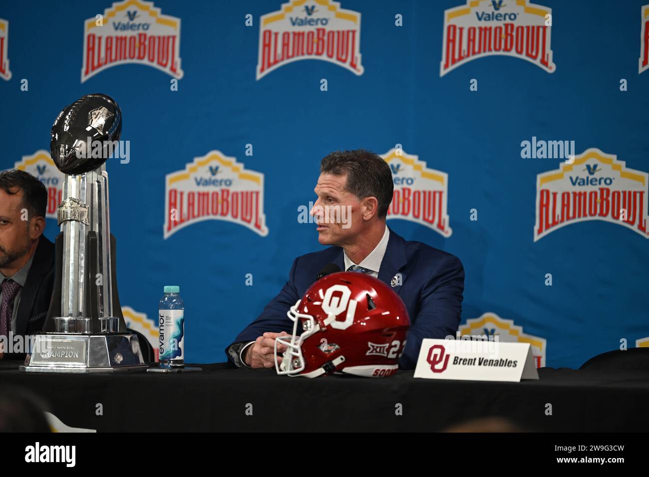 San Antonio, TX, USA: Brett Venabies, Cheftrainer der Oklahoma Sooners, spricht während einer Pressekonferenz im Alamodome vor dem Valero Al mit den Medien Stockfoto