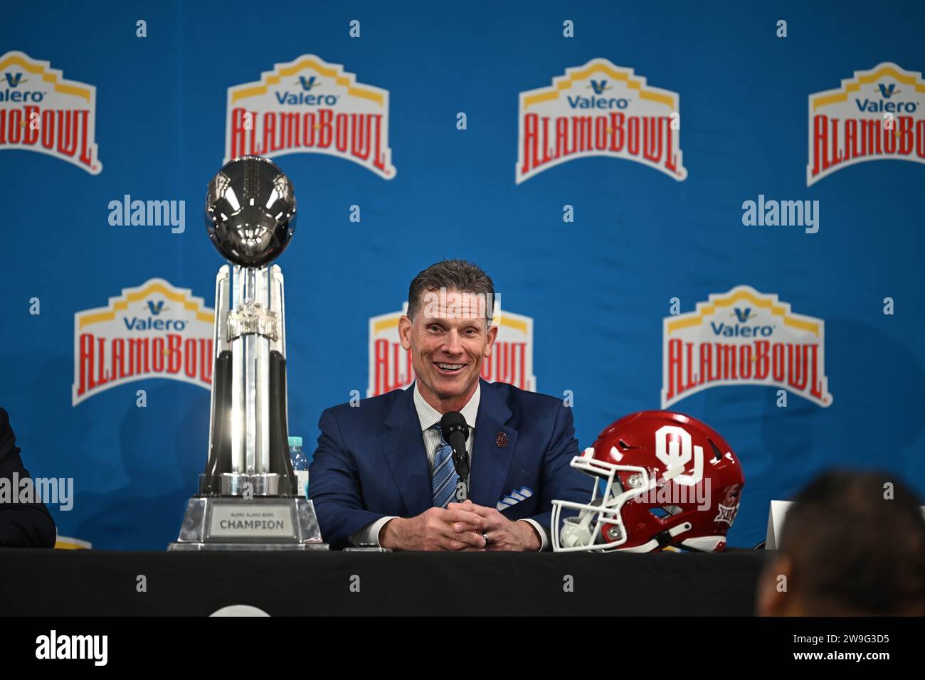 San Antonio, TX, USA: Brett Venabies, Cheftrainer der Oklahoma Sooners, spricht während einer Pressekonferenz im Alamodome vor dem Valero Al mit den Medien Stockfoto