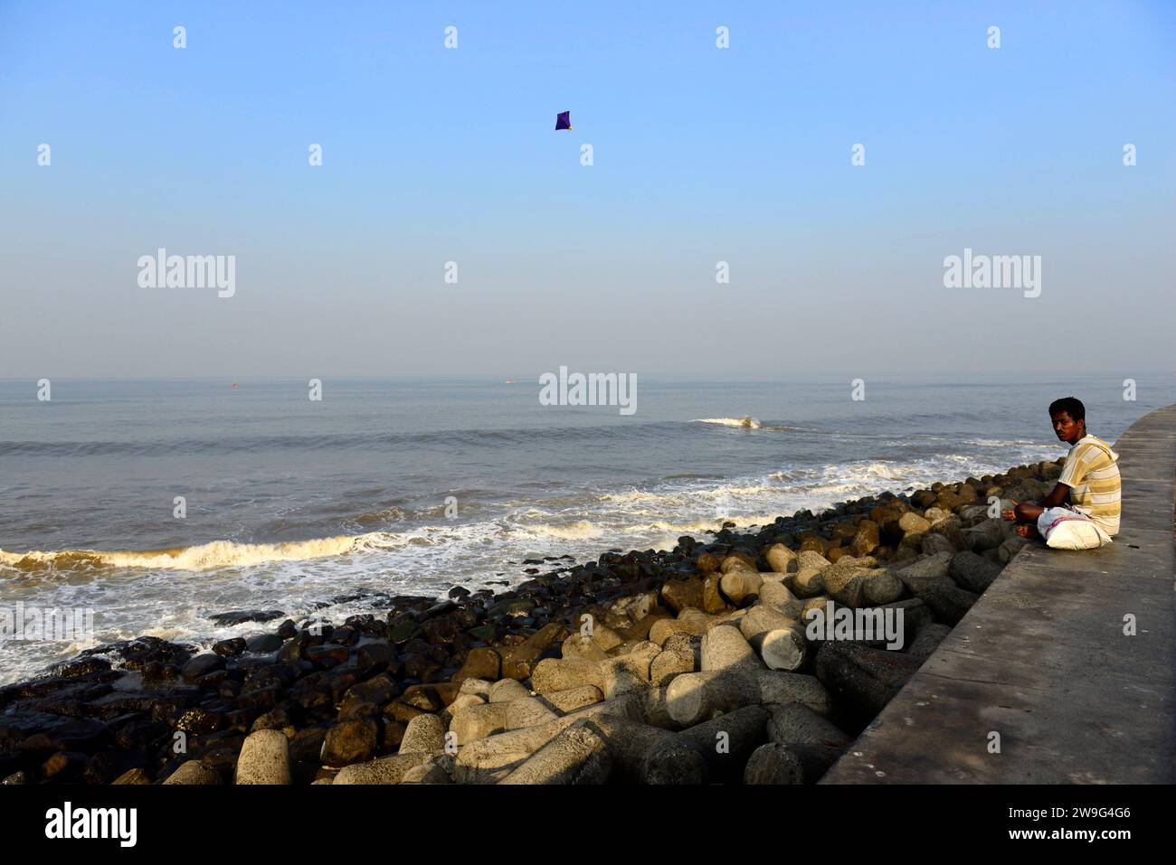 Allein am Arabischen Meer an der modernen Strandpromenade in Worli, Mumbai, Indien. Stockfoto