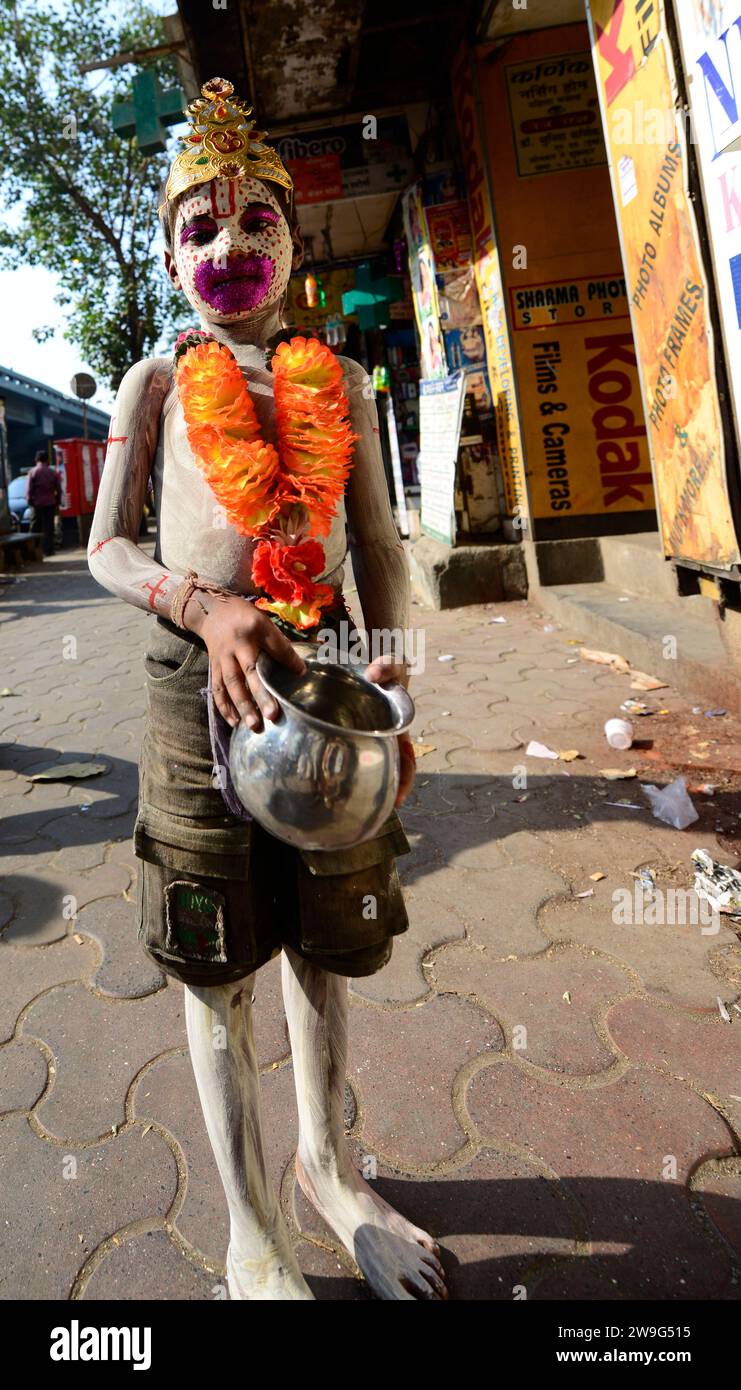 Porträt eines Jungen, gekleidet als Affengott Hanuman in den Straßen von Mumbai, Indien. Stockfoto