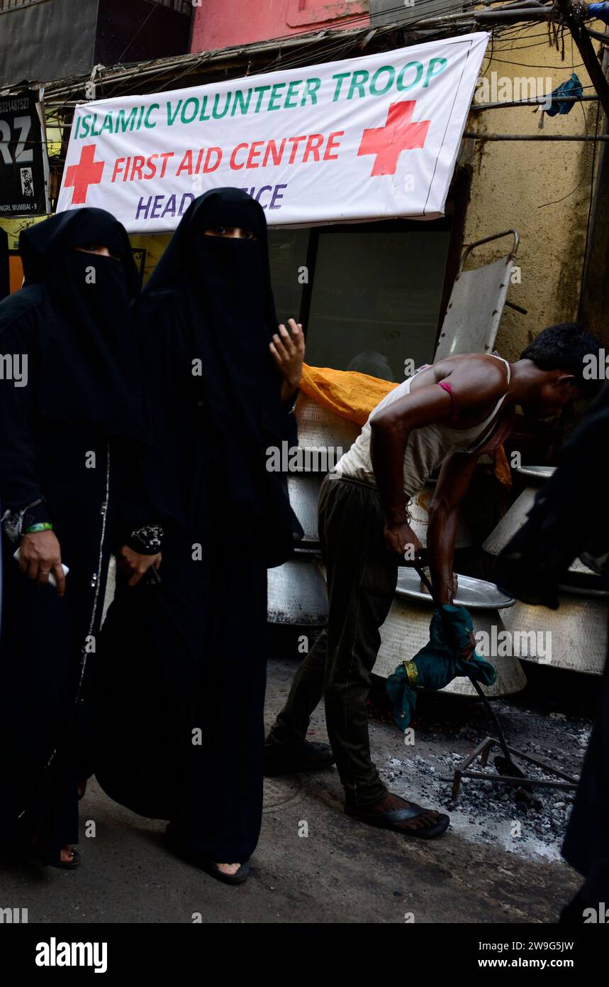 Religiöse Prozessionen während des Muharam schiitischen muslimischen Festivals in der Nähe der iranischen Moschee in Mumbai, Indien. Stockfoto