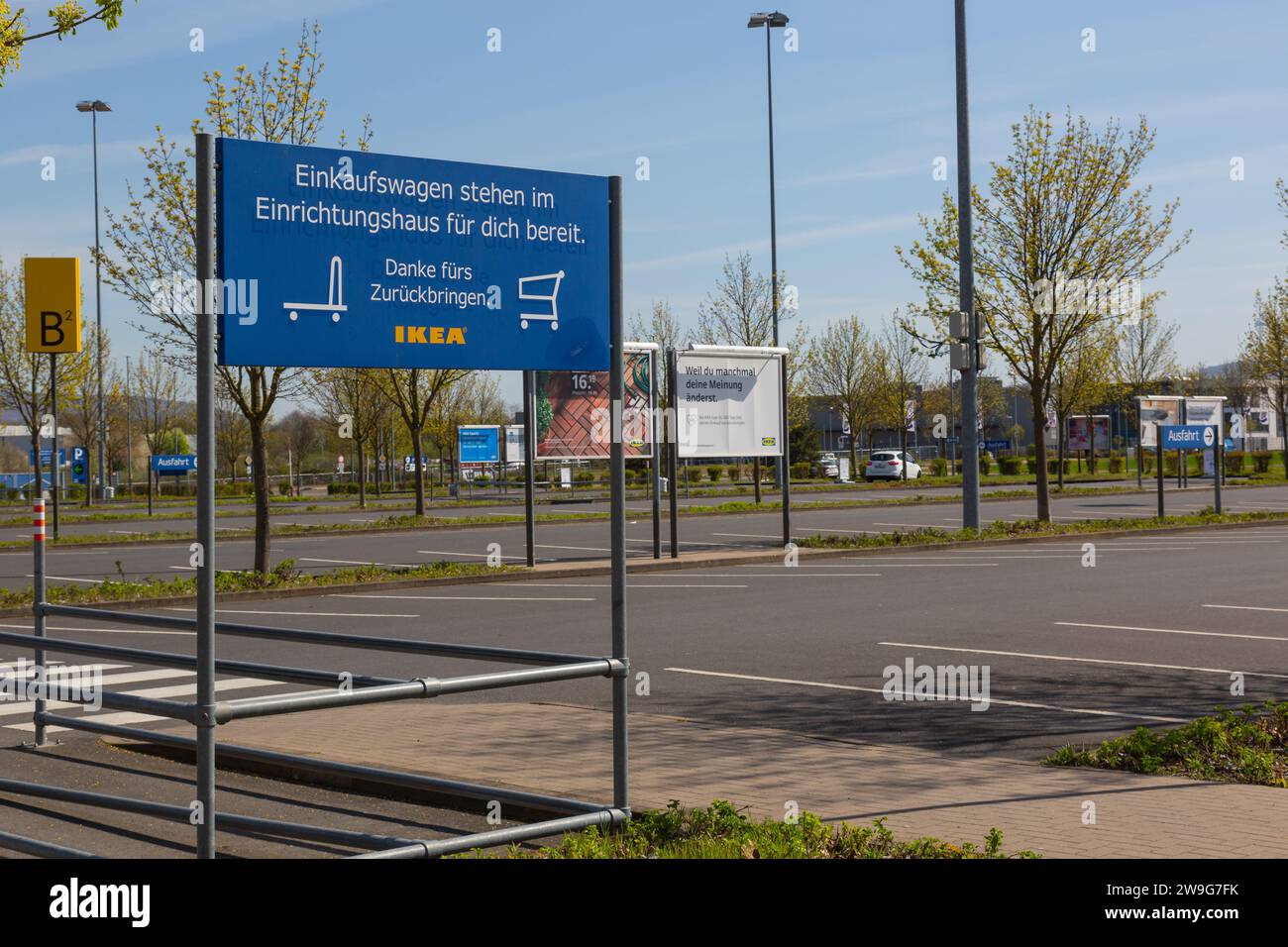 Koblenz, Deutschland - 22. April 2021: Leerer Parkplatz des IKEA-Ladens wegen Corona-Sperre Stockfoto