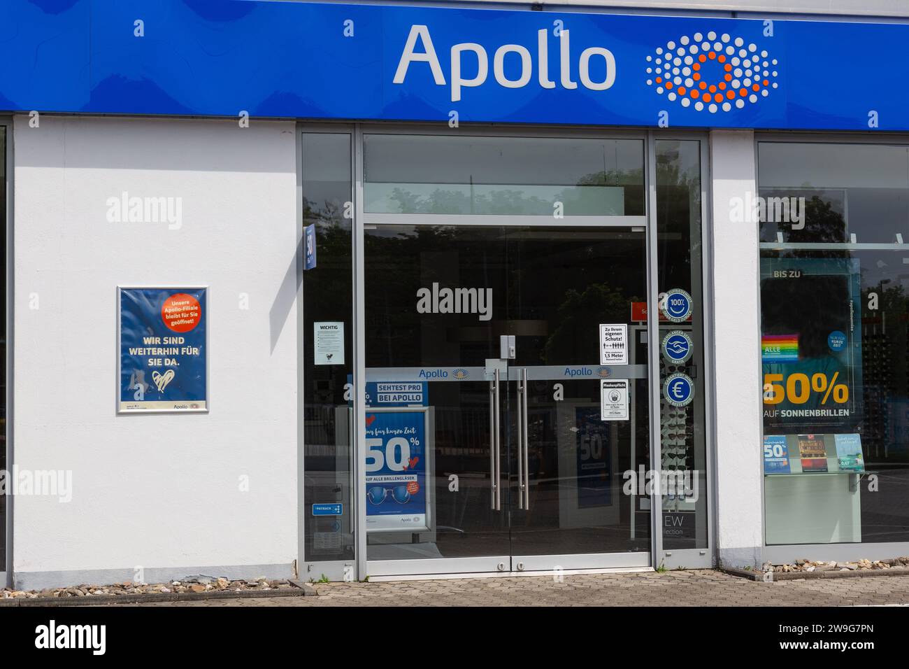 Neuwied, Deutschland - 20. Juni 2021: Fassade und Eingang eines Apollo-Geschäfts. Apollo ist eine deutsche Brillenkette. Stockfoto
