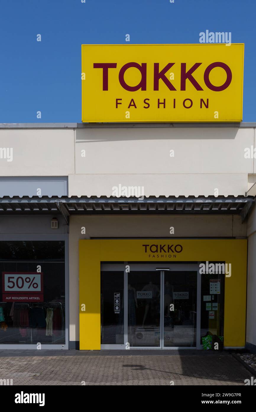 Neuwied, Deutschland - 20. Juni 2021: Fassade und Eingang eines Modehauses Takko. Takko ist eine deutsche Textildiscounter-Kette. Stockfoto