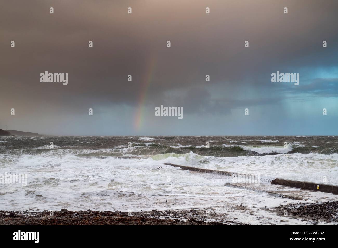 Novembersturm und Regenbogen vom Crovie Beach. Aberdenshire, Schottland Stockfoto