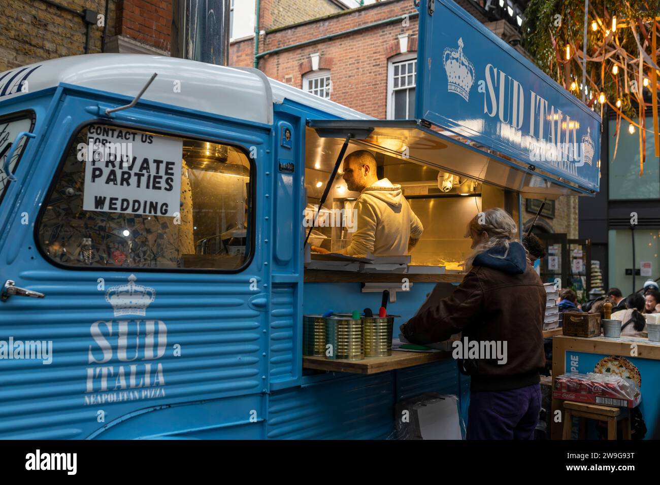 LONDON UK-27. JUNI 2023: Pizzeria in einem blauen Van. Spitalfields Antic Market. Stockfoto