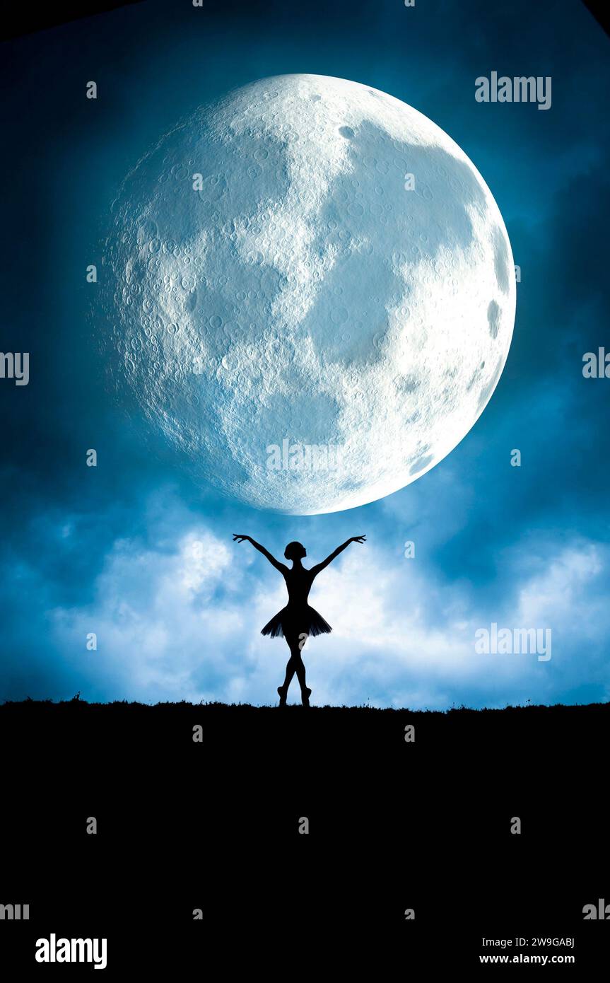 Ballerina in Silhouette gegen einen großen Vollmond Stockfoto