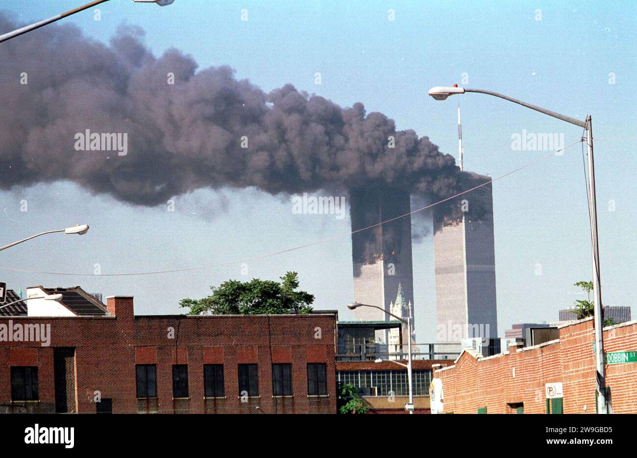 Aktenfoto vom 11/9/2001, eine Ansicht der World Trade Center Towers nach einem entführten Flugangriff auf jedes Gebäude in Lower Manhattan. Nordirland bestand in der Folge des 11. Septembers möglicherweise das Risiko, von einem nuklearen oder chemischen Angriff betroffen zu werden, wie aus Archivakten der damaligen Zeit hervorgeht. Die Beamten wurden auf die Notwendigkeit hingewiesen, medizinische Vorräte anzuhäufen, da sie vor der Möglichkeit gewarnt wurden, dass eine Atombombe in der Region explodiert oder der Nervensäge Sarin gegen die Zivilbevölkerung eingesetzt werden könnte. Ausgabedatum: Donnerstag, 28. Dezember 2023. Stockfoto