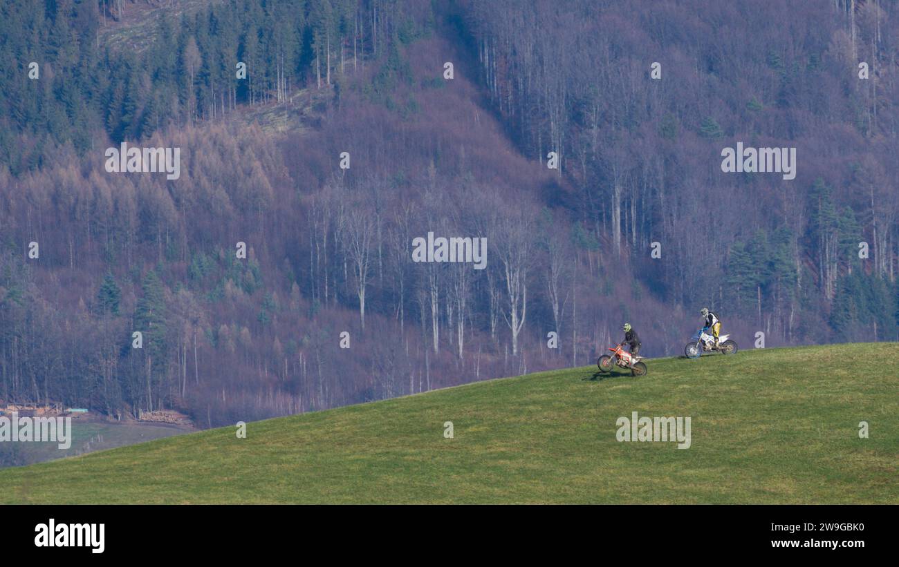 Zwei Hobbyfahrer fahren mit Motocross-Motorrädern auf dem Land in Tschechien. Actionfoto in der tschechischen Natur. Stockfoto