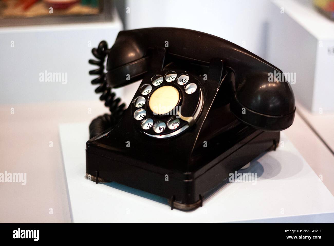 Ein altes schwarzes Drehtelefon Stockfoto