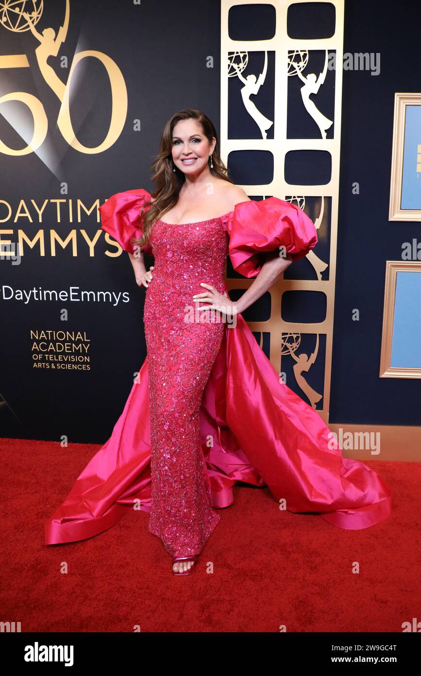 Los Angeles, Kalifornien, USA. Dezember 2023. Fernsehjournalistin Lisa Guerrero, im Kleid der Designerin Sherri Hill, nahm am 15. Dezember 2023 an den 50. Jährlichen Daytime Emmy Awards im Westin Bonaventure Hotel & Suites, Los Angeles, Kalifornien, Teil. Quelle: Sheri Determan Stockfoto