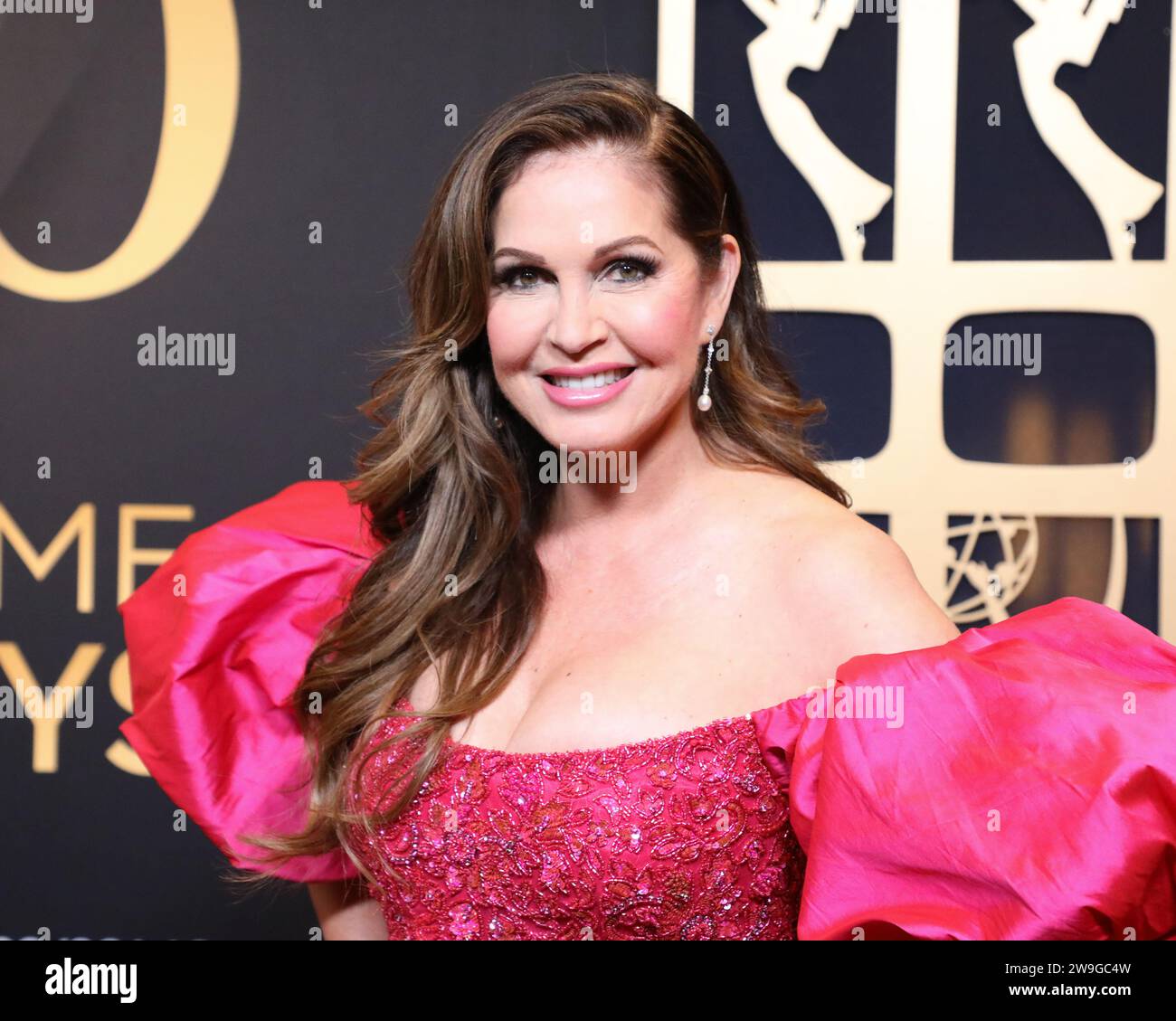 Los Angeles, Kalifornien, USA. Dezember 2023. Fernsehjournalistin Lisa Guerrero, im Kleid der Designerin Sherri Hill, nahm am 15. Dezember 2023 an den 50. Jährlichen Daytime Emmy Awards im Westin Bonaventure Hotel & Suites, Los Angeles, Kalifornien, Teil. Quelle: Sheri Determan Stockfoto