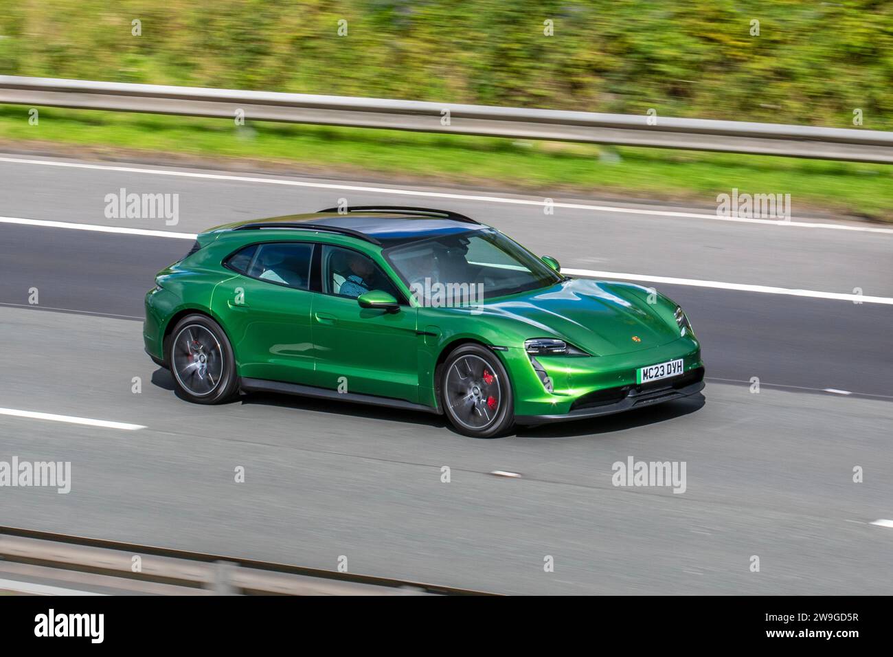 2023 Porsche Taycan 4S Sport Turismo, 571 PS Performance Overboost 93,4Kwh Electric Auto Green Car Estate Electricity 360 kW;n Fahren auf der M6 Autobahn, Manchester, Großbritannien Stockfoto