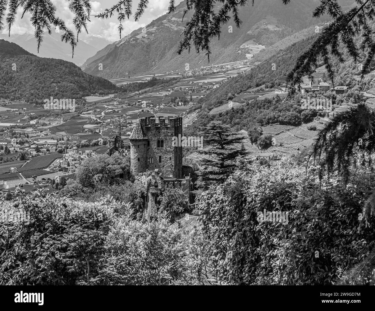 Fontana Castle/Brunnenburg beherbergt das Landwirtschaftsmuseum und ein Denkmal für den Dichter Ezra Pound. Tirol/Tirolo, Provinz Bozen, Südtirol, Italien Stockfoto