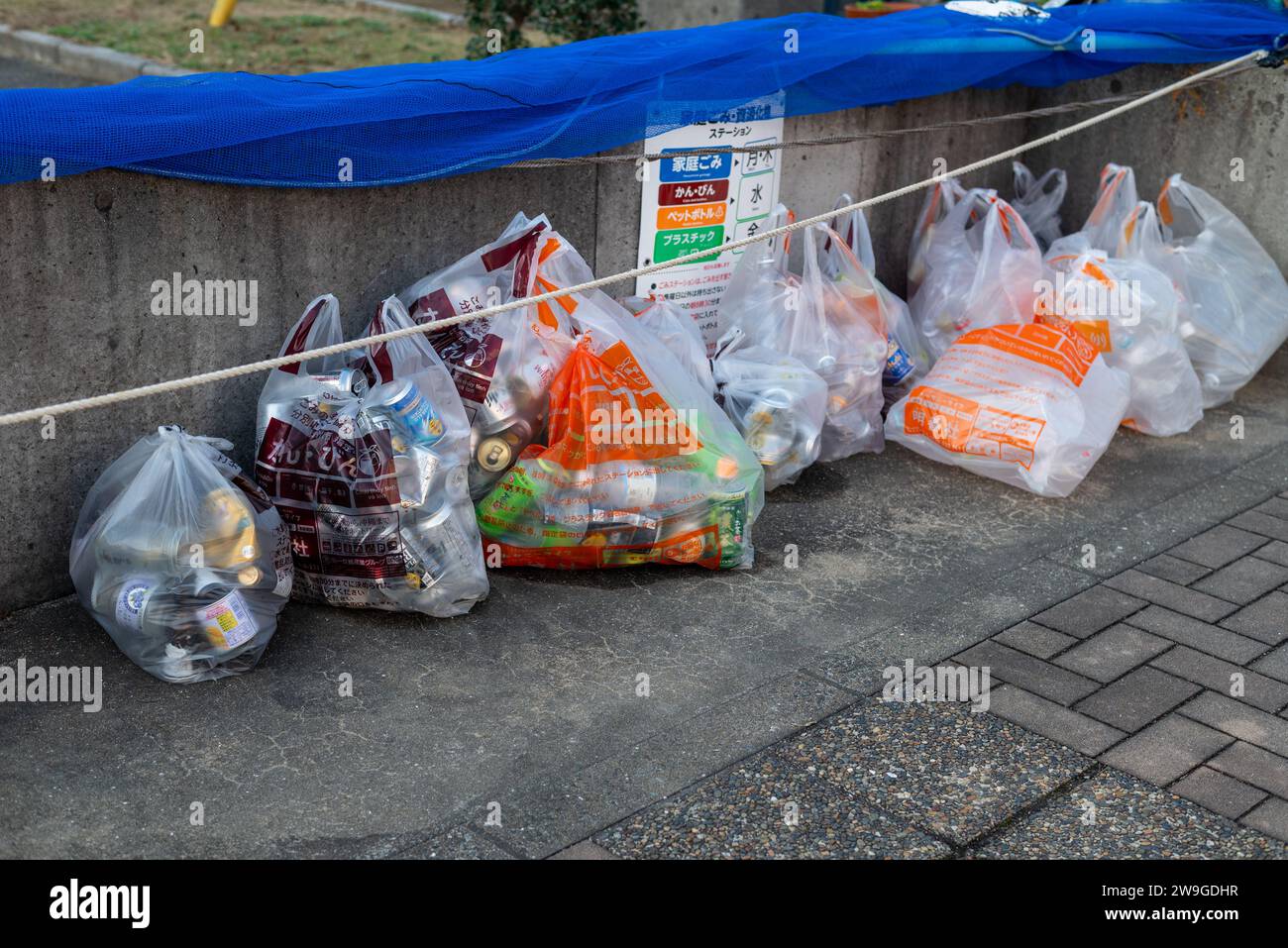 Trennung von recycelbaren Abfällen mit verschiedenen Kunststoffbeuteln an einer Müllsammelstelle in Kitakyushu, Japan Stockfoto