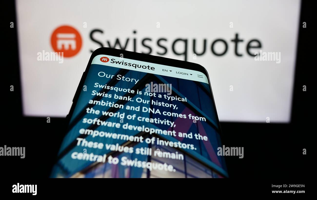 Mobiltelefon mit Website des Schweizer Finanzdienstleisters Swissquote vor dem Firmenlogo. Fokussieren Sie sich oben links auf der Telefonanzeige. Stockfoto