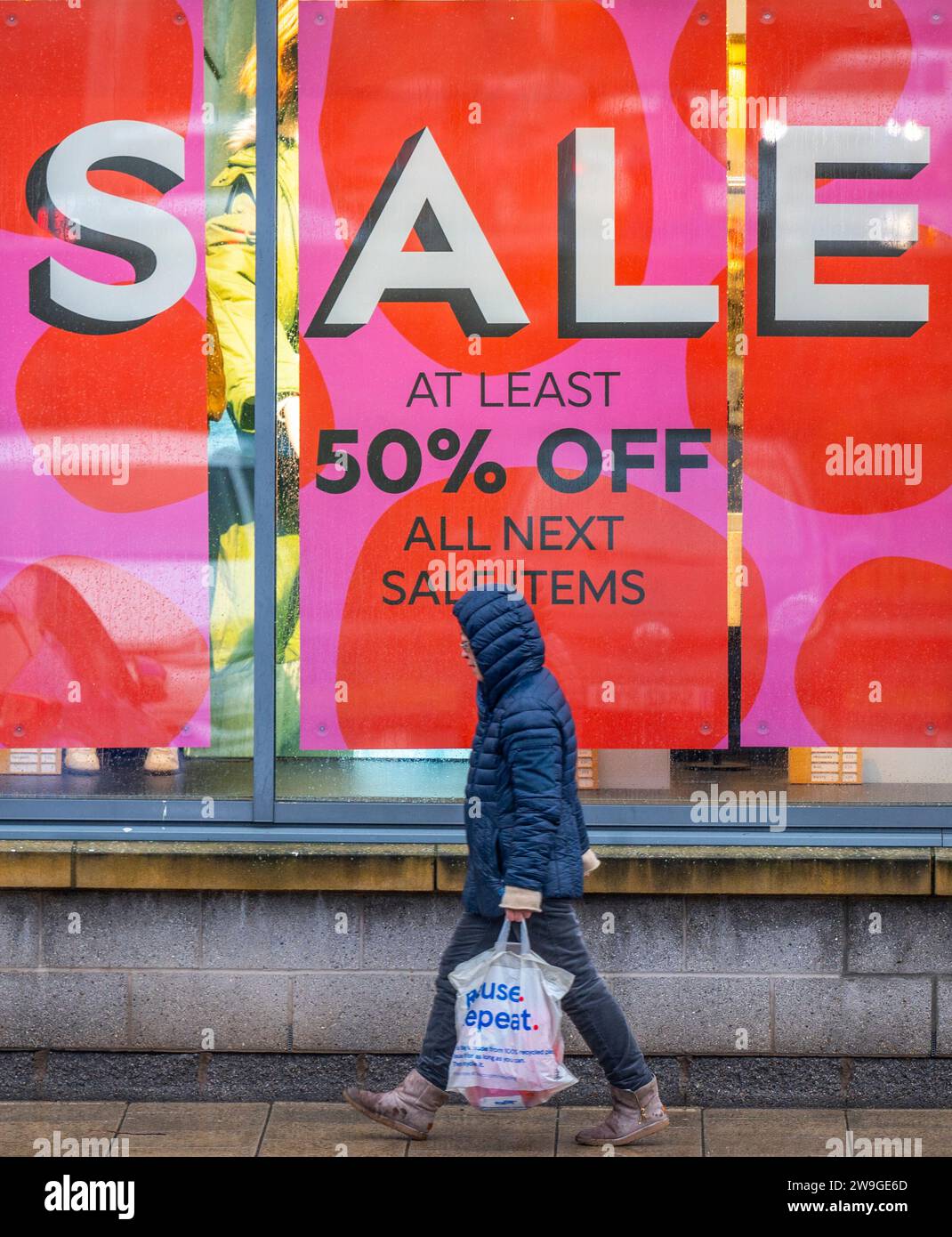 Scottish Borders, Großbritannien. Dezember 2023. 27. Dezember 2023 Wetter, Storm Gerrit Business Shopper trotzt dem schlechten Nässe und Wind von Storm Gerrit, während sie sich auf den NÄCHSTEN Verkauf in Galashiels, Scottish Borders, begeben. Bildnachweis: phil wilkinson/Alamy Live News Stockfoto