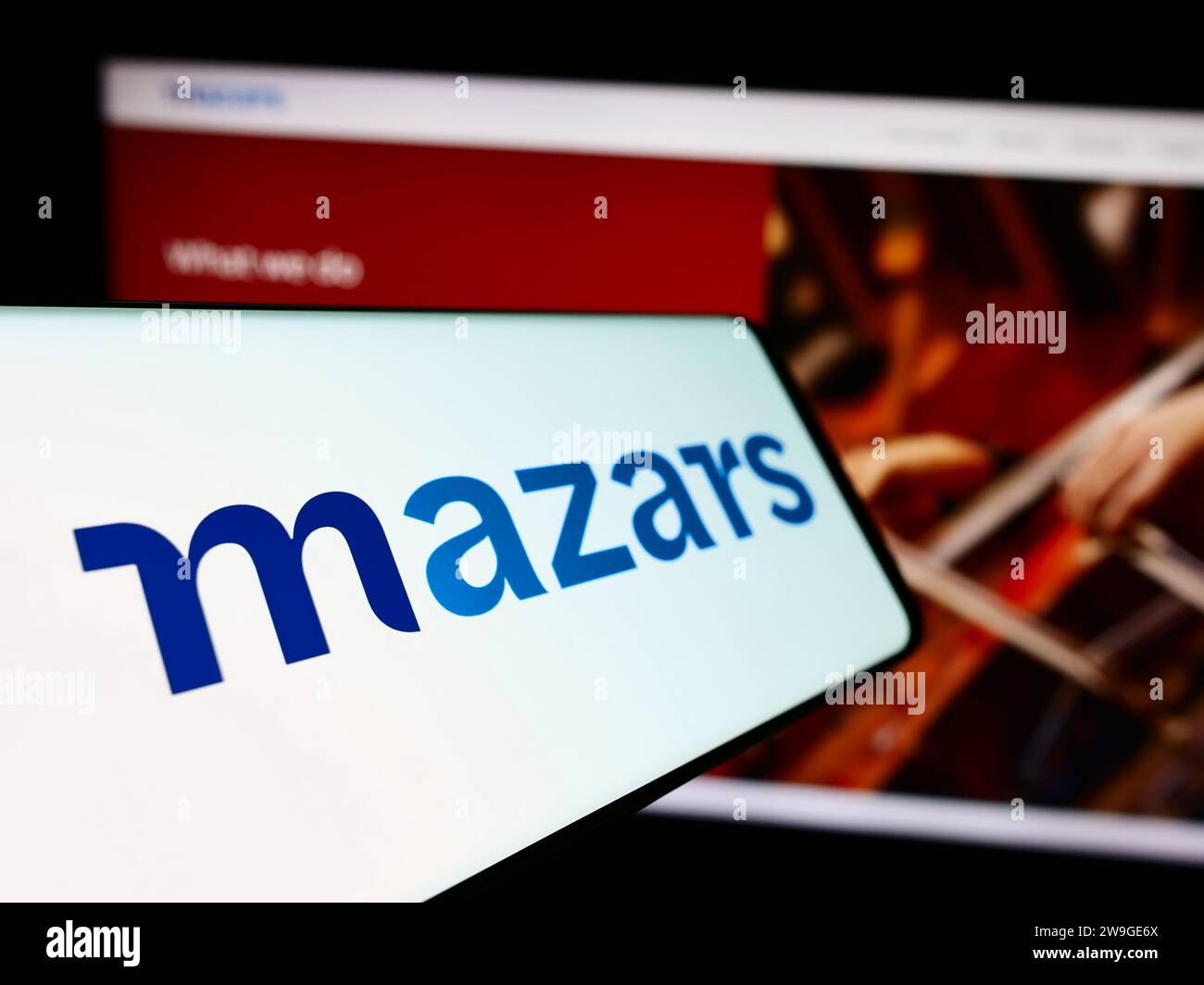 Smartphone mit Logo der internationalen Buchhaltungsfirma Mazars Group vor der Business-Website. Fokussieren Sie sich auf die linke Mitte des Telefondisplays. Stockfoto