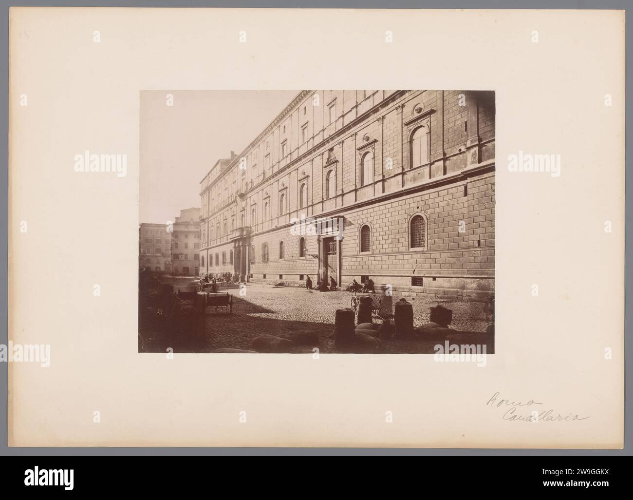 Außenansicht des Palastes des Kanzleramtes in Rom, Italien, 1851 - 1900 Foto von Rom Papier. Pappalbumendruck Hôtel, d. h. kleiner Palast in der Stadt. Außenansicht  Darstellung eines Gebäudes Palazzo della Cancelleria Stockfoto