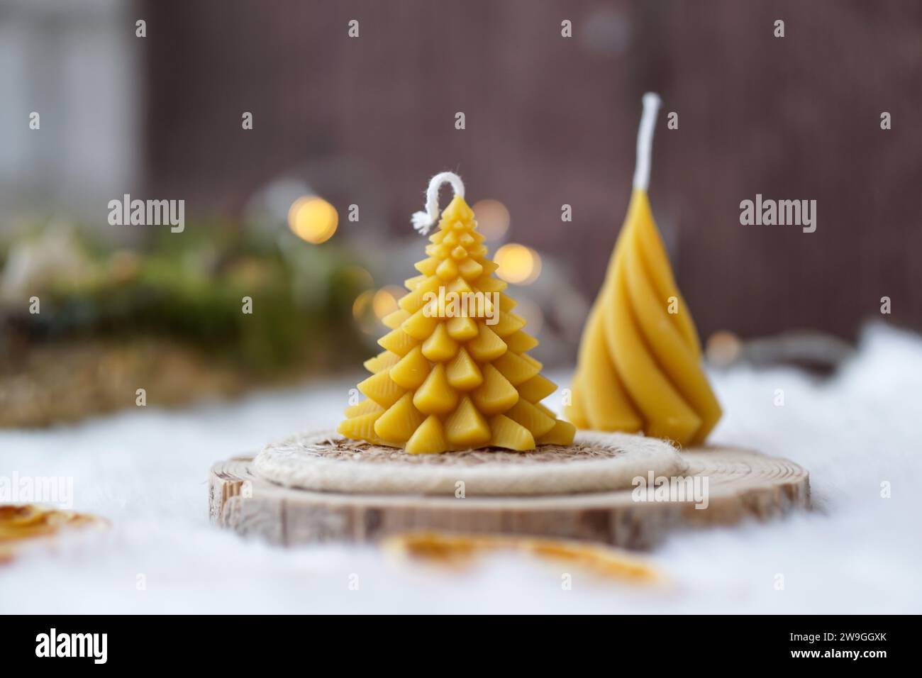 Kerzen in Form von Bienenwachs auf hellem Hintergrund Stockfoto