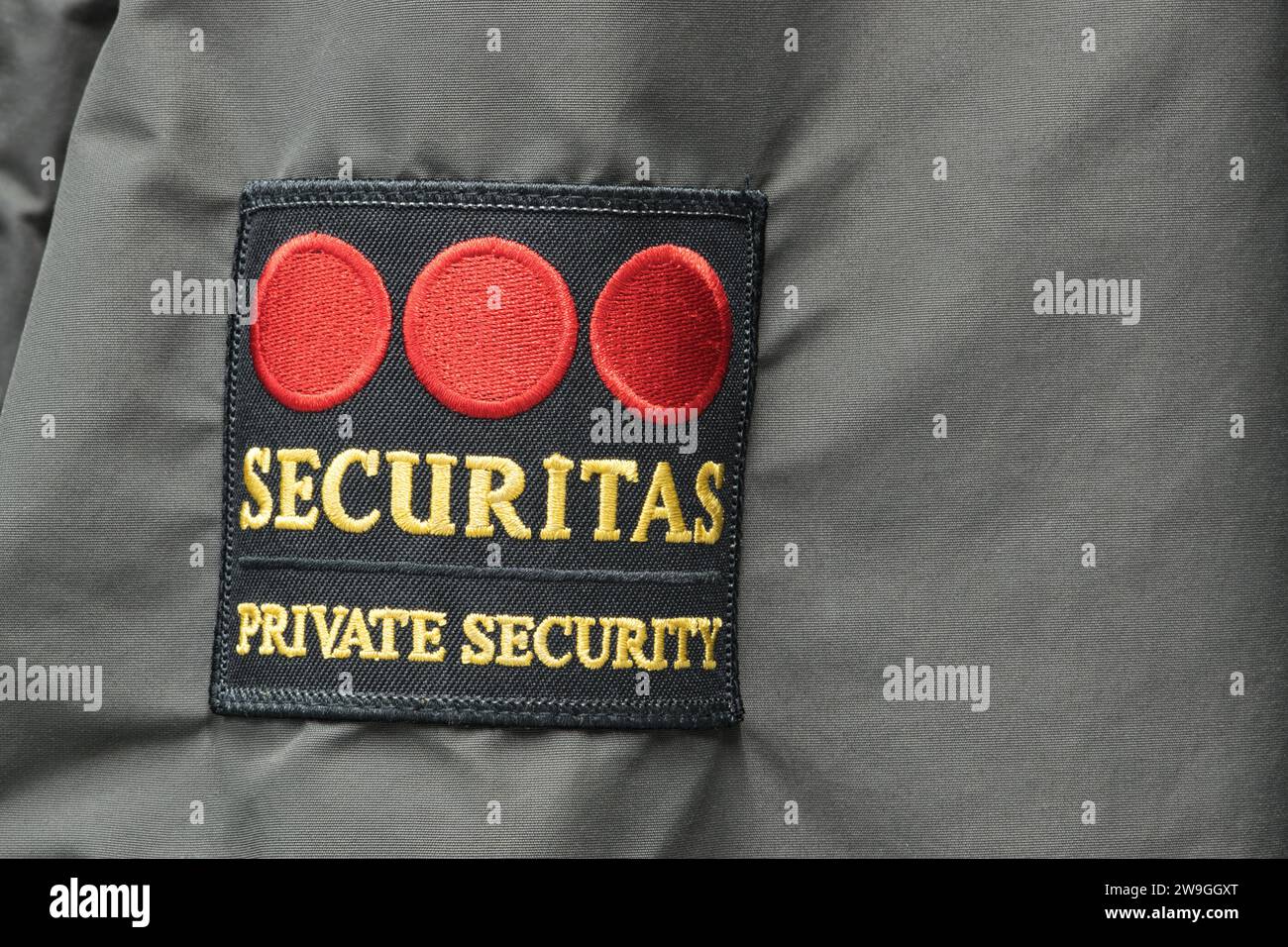 Houston, Texas USA 12-27-2023: Logo des Securitas Security Services auf einem Jackenärmel isoliert. 1934 in Schweden gegründetes globales Sicherheitsunternehmen. Stockfoto
