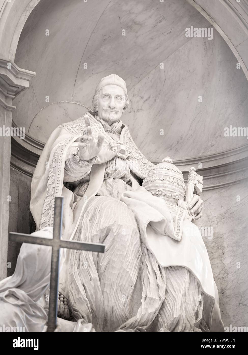 Statue von Papst Innozenz XI. In der Petersbasilika, Vatikan, Rom, Italien. Stockfoto