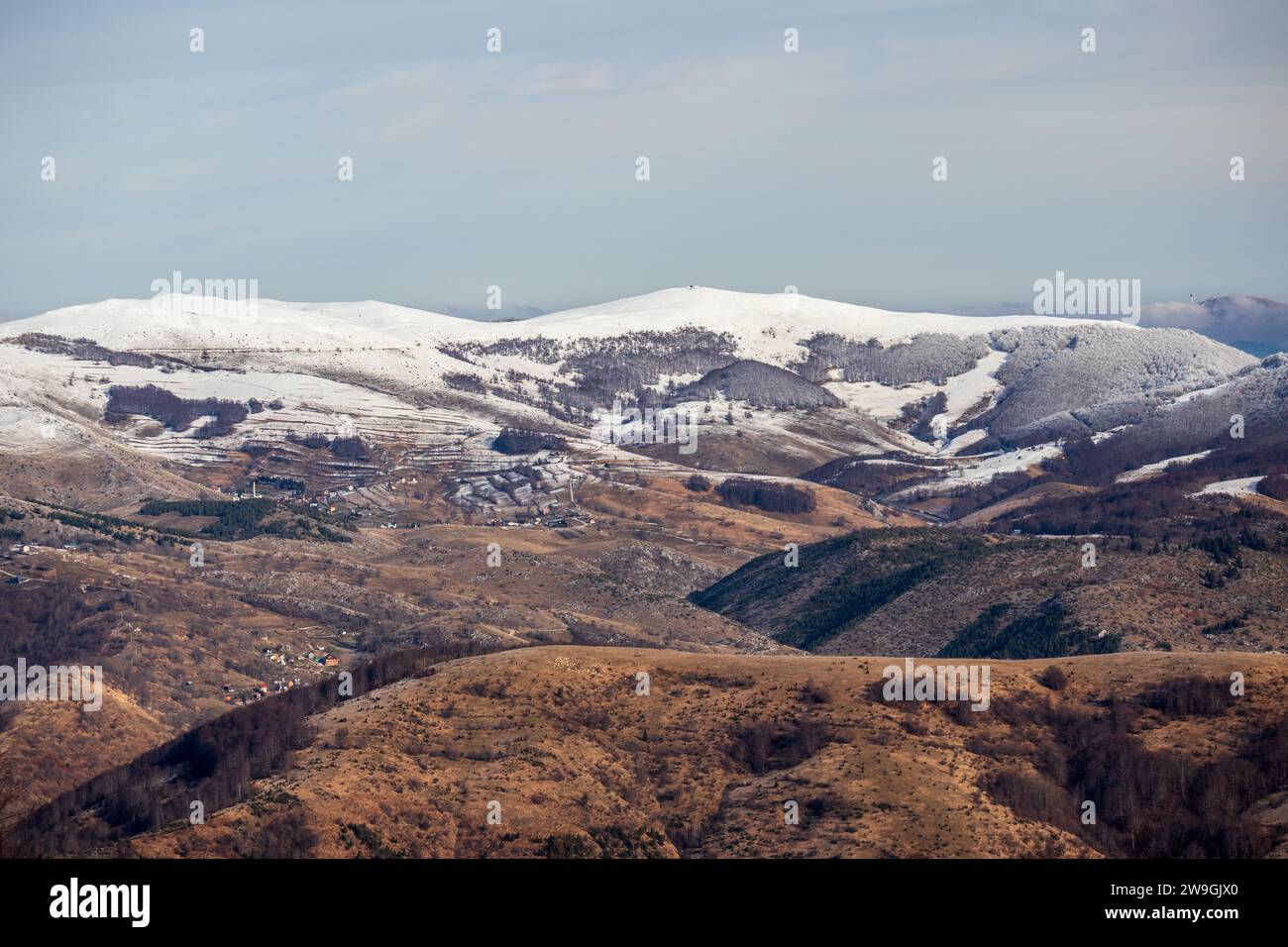 Die Schönheit der unberührten Wildnis wird in einem Panorama-Bergspektakel präsentiert. Stockfoto