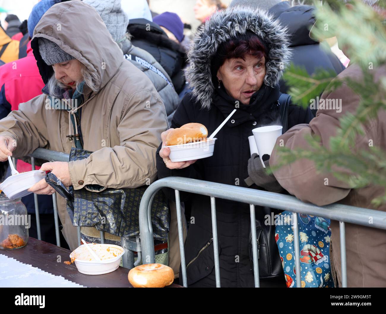Krakau, Polen - 17. Dezember 2023: Heiligabend für Arme und Obdachlose auf dem Hauptplatz in Krakau. Die Gruppe Kosciuszko bereitet den größten Abend in der vor Stockfoto