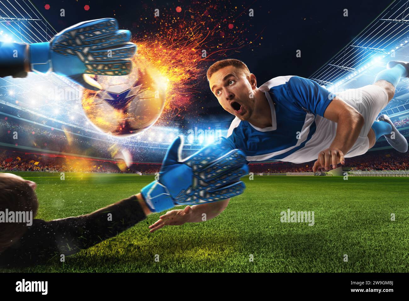 Kraftvoller Kick eines Fußballspielers mit feurigem Fußball im Fußballstadion Stockfoto