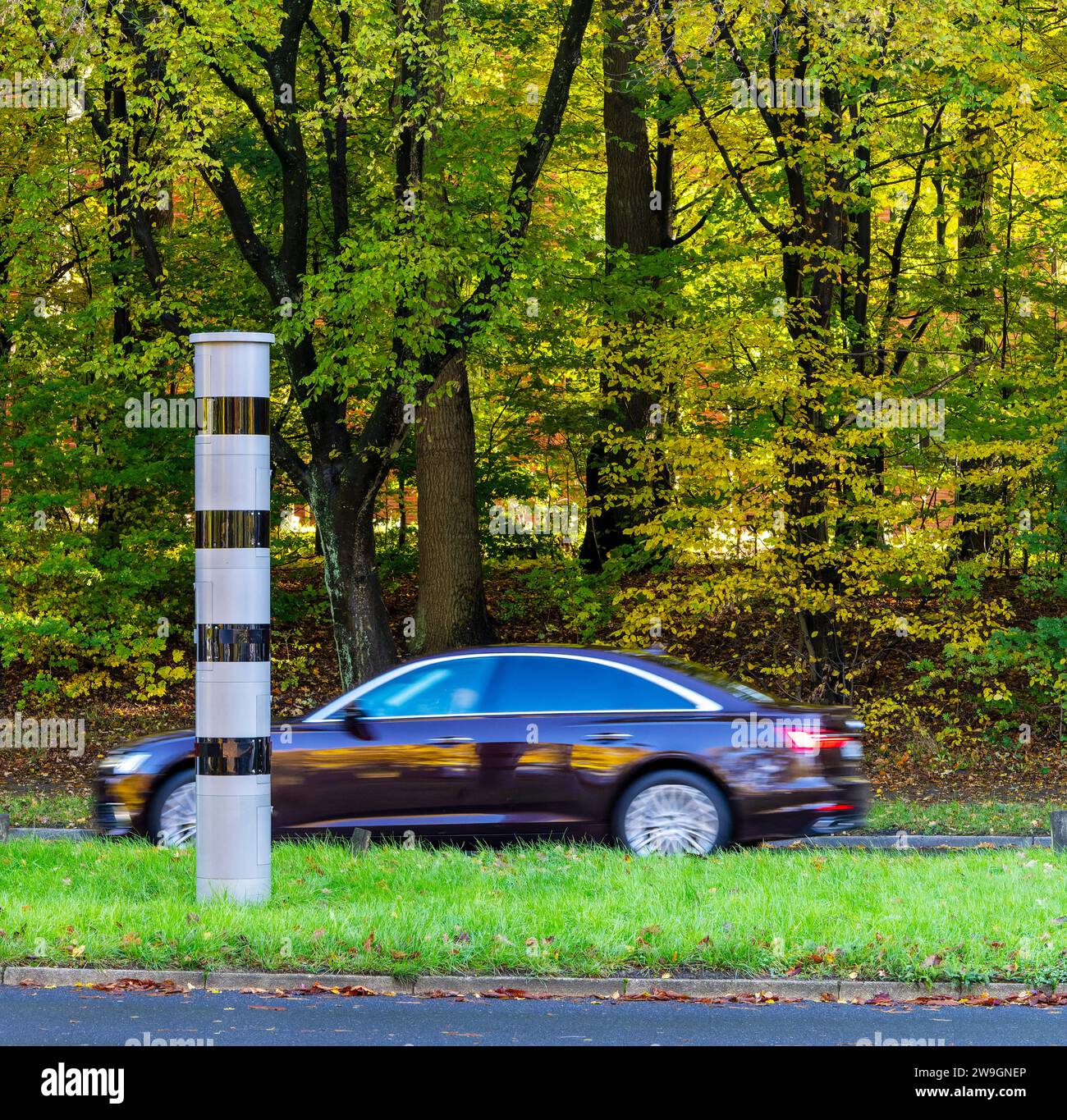 Autofahren neben Einer Blitzsäule, Unschärfe, Hamburg, Deutschland, Europa Stockfoto