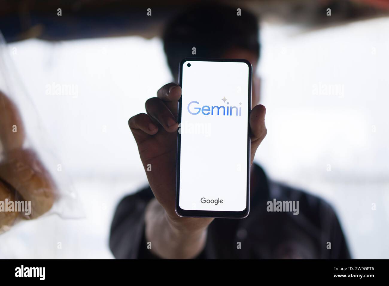 Dhaka, Bangladesch - 27. Dezember 2023: Hand hält ein Handy mit Google Gemini AI Chatbot Gemini ist eine Familie multimodaler Großsprachmodelle Stockfoto