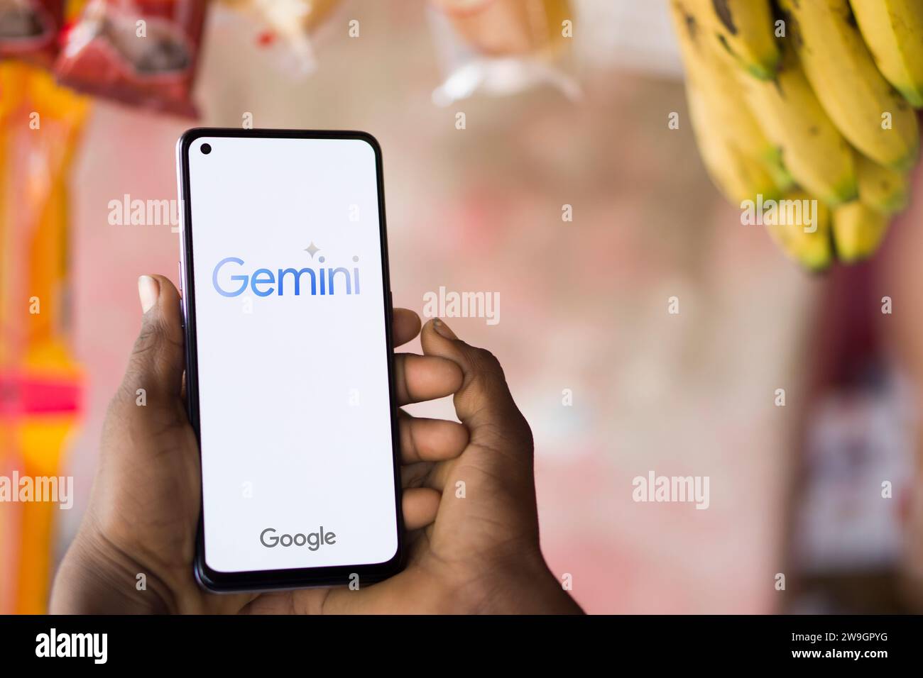 Dhaka, Bangladesch - 27. Dezember 2023: Hand hält ein Handy mit Google Gemini AI Chatbot Gemini ist eine Familie multimodaler Großsprachmodelle Stockfoto