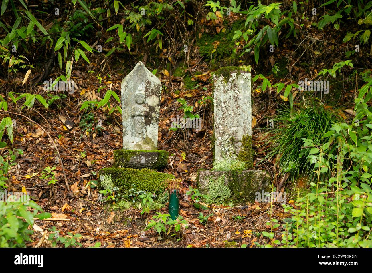 Magome, Japan; 1. Oktober 2023: Stein mit religiösen Motiven in einem Wald in Japan. Stockfoto