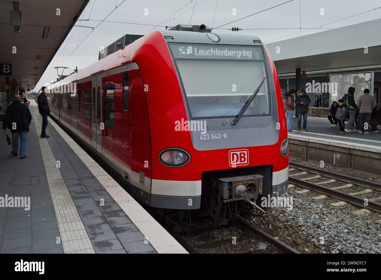 DB Deutsche Bahn, SBahn nach München Leuchtenbergring, S1 am Bahnhof Freising *** DB Deutsche