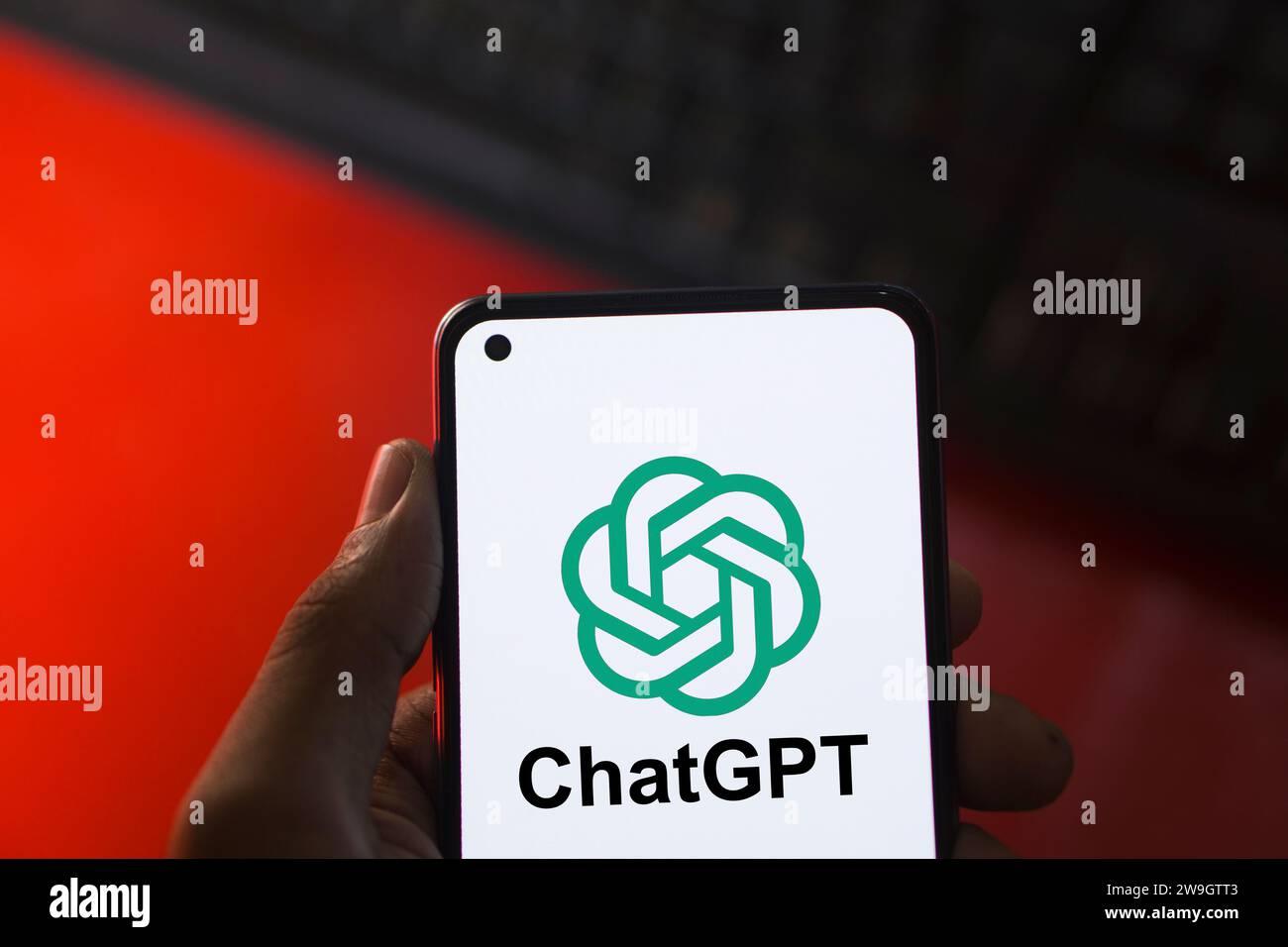 Dhaka, Bangladesch - 27. Dezember 2023: Hand hält ein Telefon mit ChatGPT AI Chatbot. ChatGPT ist ein Chatbot, der von OpenAI entwickelt wurde. Stockfoto