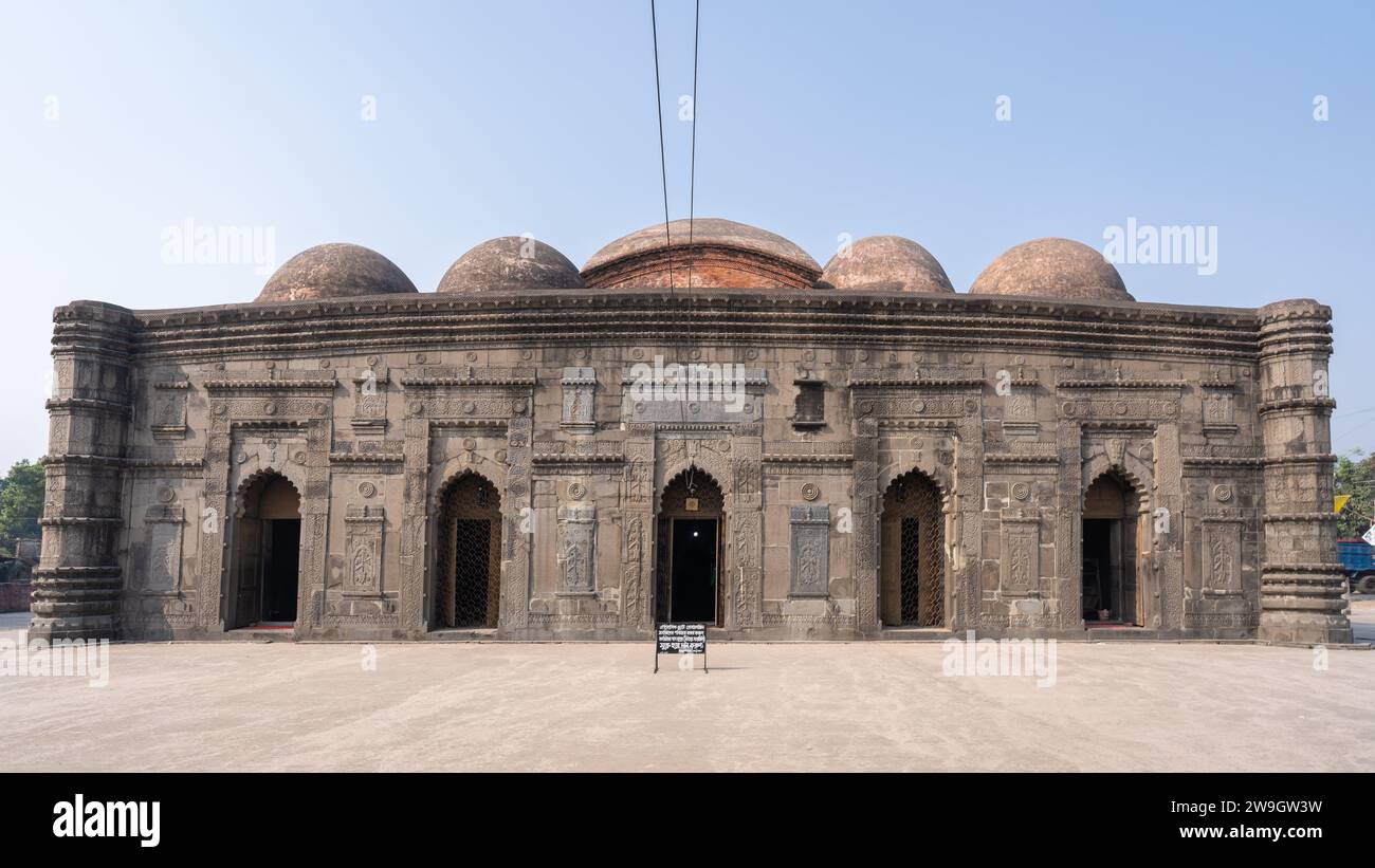 Vorderansicht des antiken mittelalterlichen Chhoto Sona masjid oder der kleinen goldenen Moschee, Shahabazpur, Chapai Nawabganj, Bangladesch Stockfoto