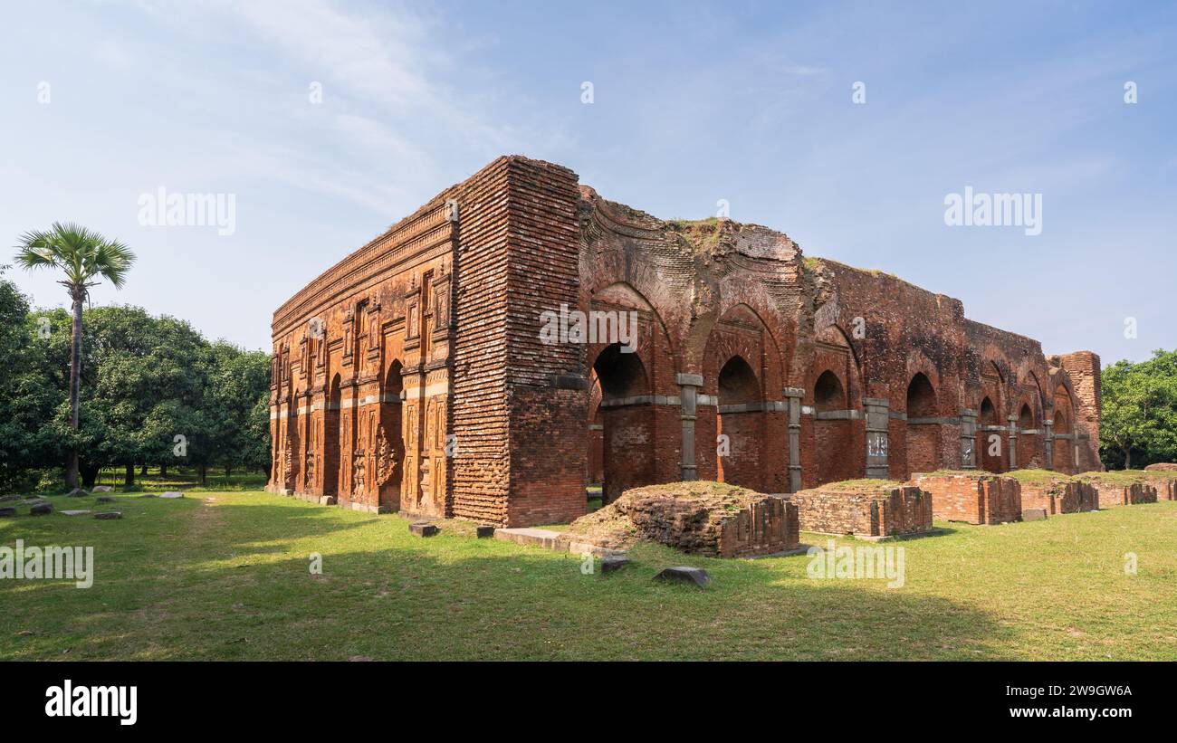 Landschaftsblick auf die Ruinen der antiken Darasbari Moschee, Shahabazpur, Chapai Nawabganj, Bangladesch Stockfoto